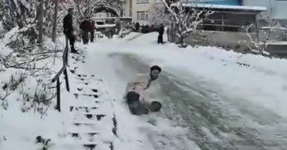 Son dakika: Poşetle kayan gençler hızını alamayarak bahçeye uçtu