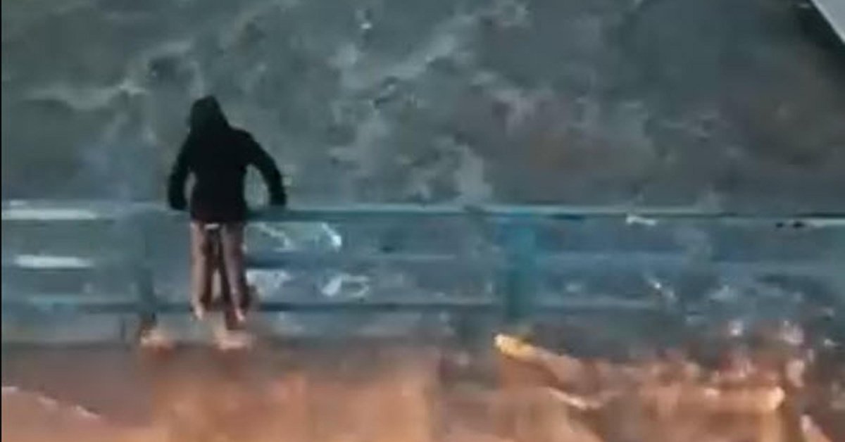 İzmir’de zor anlar! Dere taştı, her yer göle döndü!