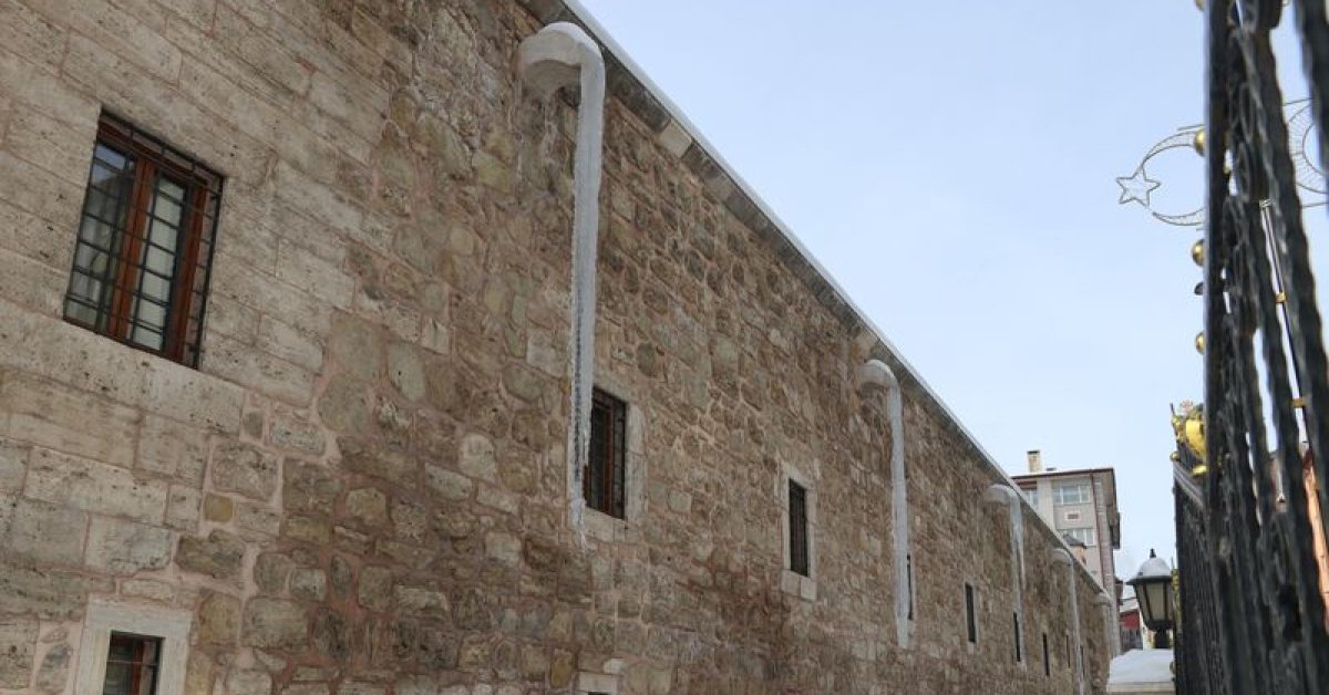Sivas’ta 4 metrelik buz sarkıtları!