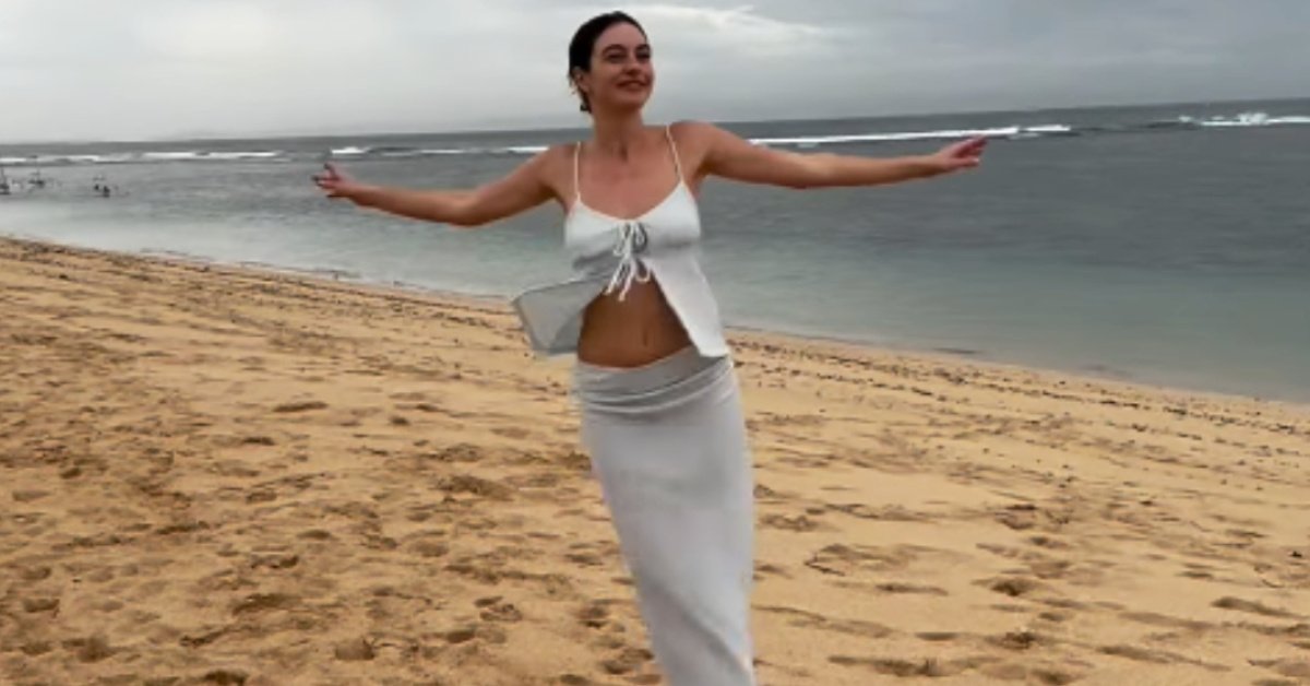 Melis Sezen’den Bali’de dans performansı