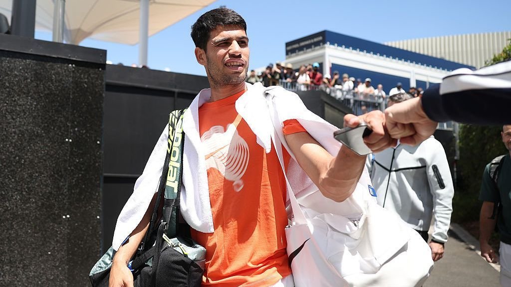 Australian Open live: Dominant Alcaraz humiliates Moutet, Osaka apologizes for ‘disrespectful’ comments