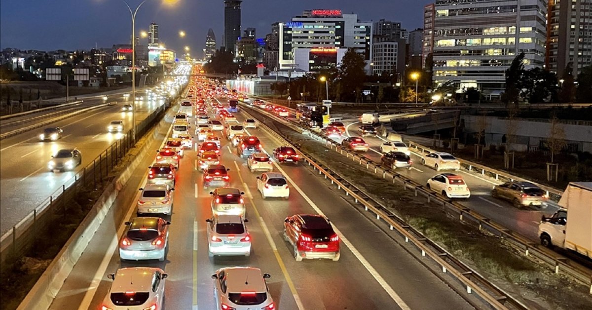 İstanbul’da akşam saatlerinde trafik yoğunluğu yüzde 83’e çıktı