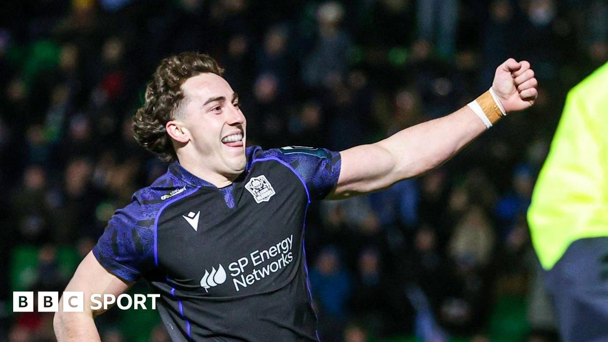 United Rugby Championship: Glasgow hold off Munster to stay top