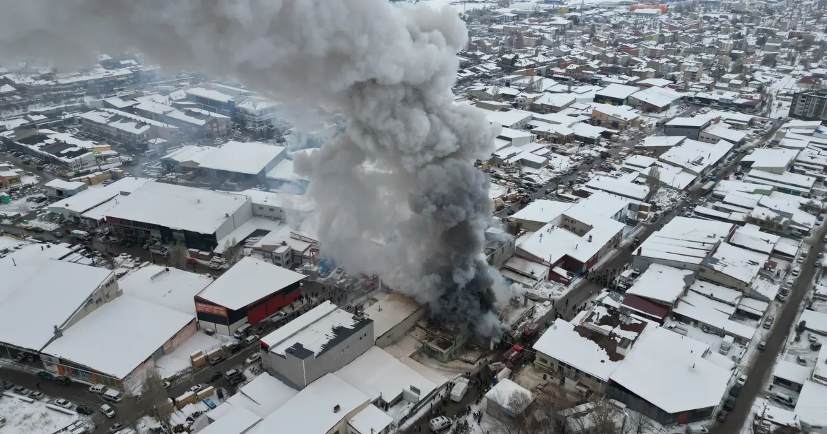 Erzurum’da mobilyacıda patlama ve yangın. 2 can kaybı, 7 yaralı