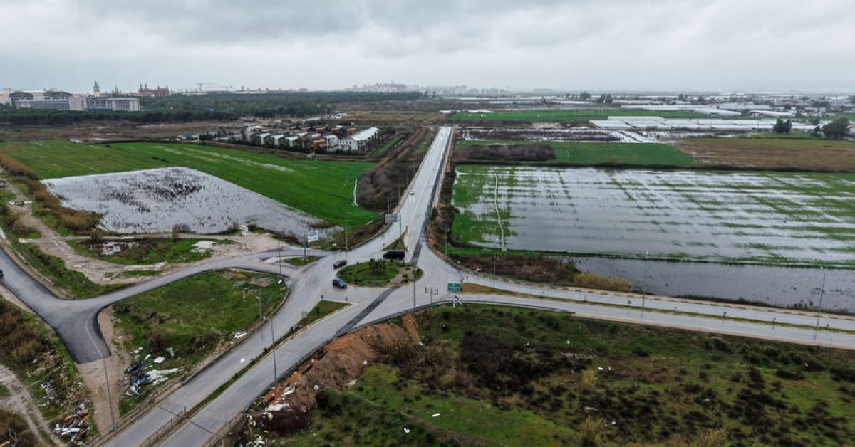 Antalya’da büyük enkaz! Hortum sonrası su çekilmedi!