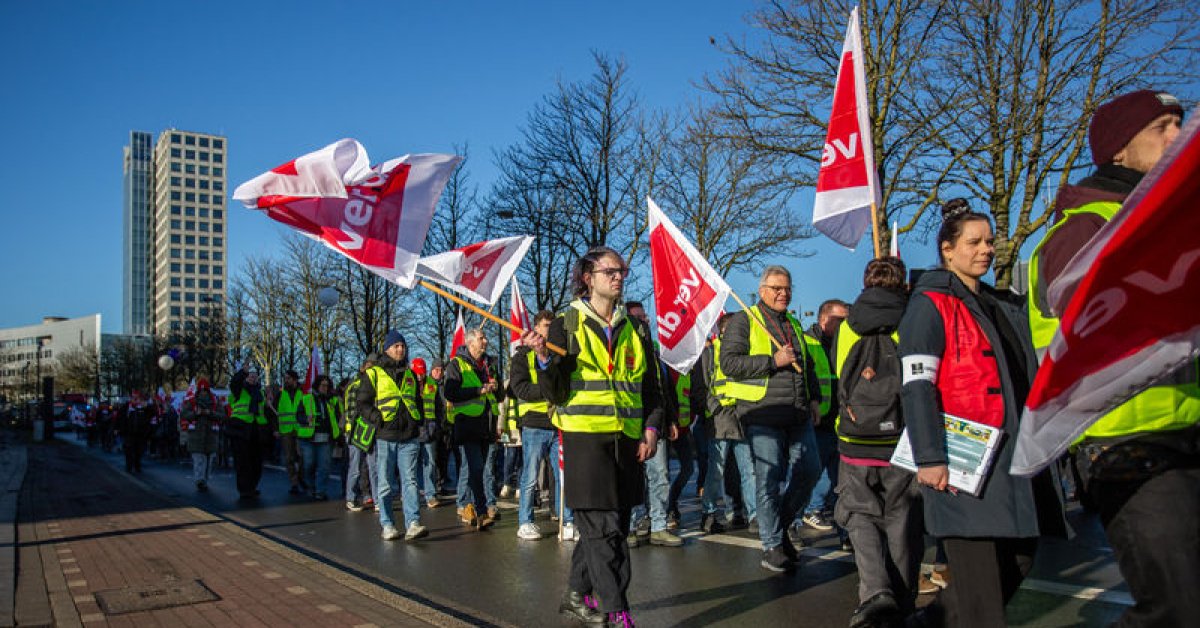 Almanya’nın Dordmund şehrinde kamu çalışanları greve gitti
