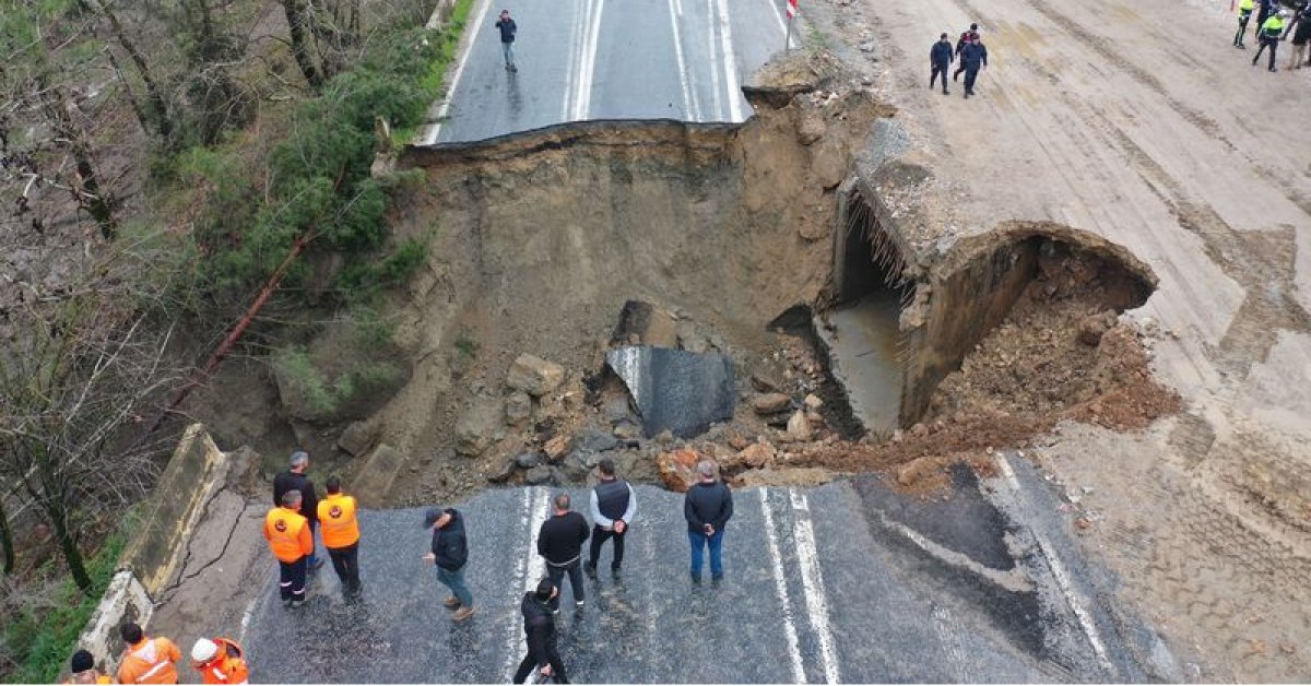 Son dakika: İzmir’de şiddetli yağış nedeniyle Selçuk-Aydın kara yolunda çökme meydana geldi