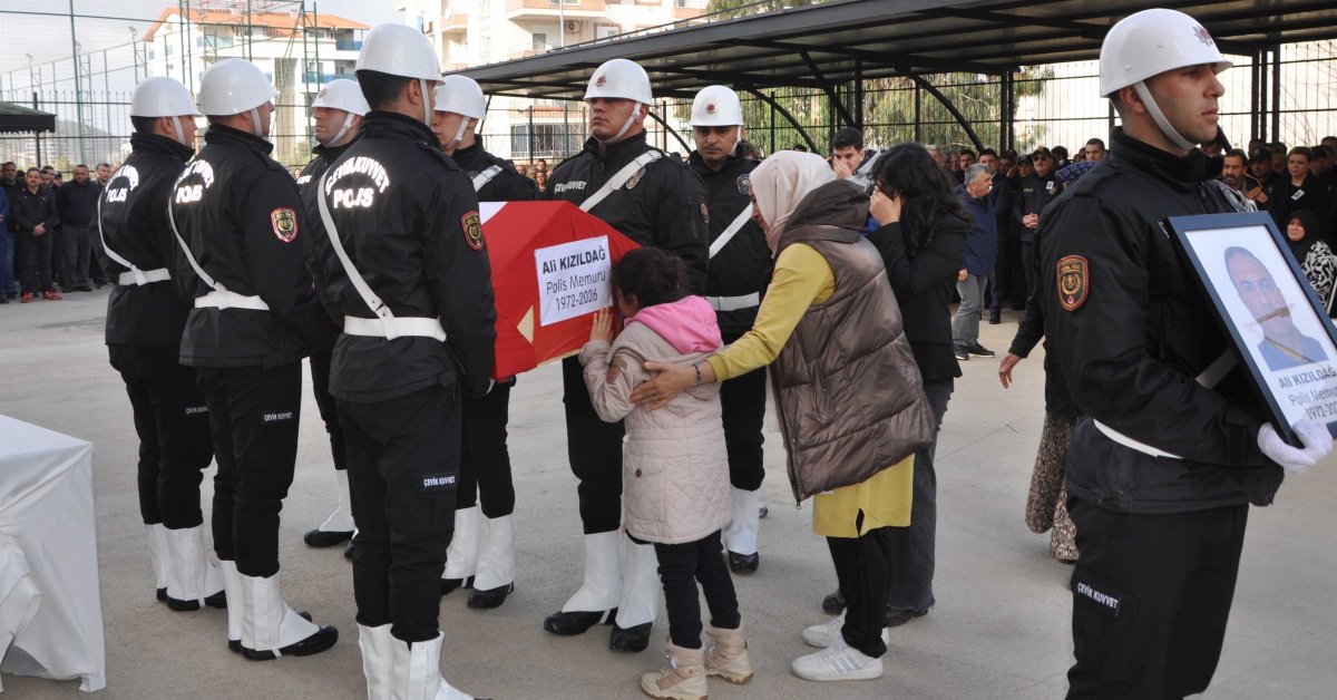 Kalp krizine yenilen polisin cenazesinde yürekleri yakan fotoğraf!