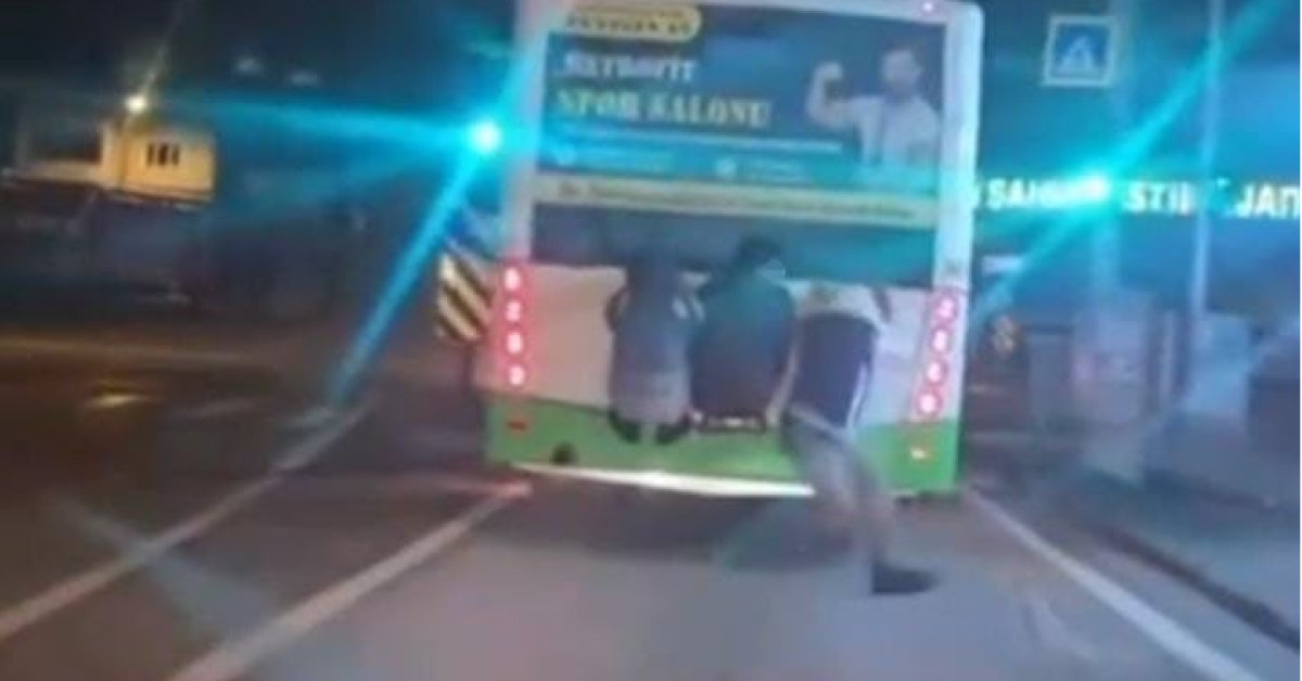 Bursa’da çocukların tehlikeli otobüs yolculuğu yürekleri ağza getirdi