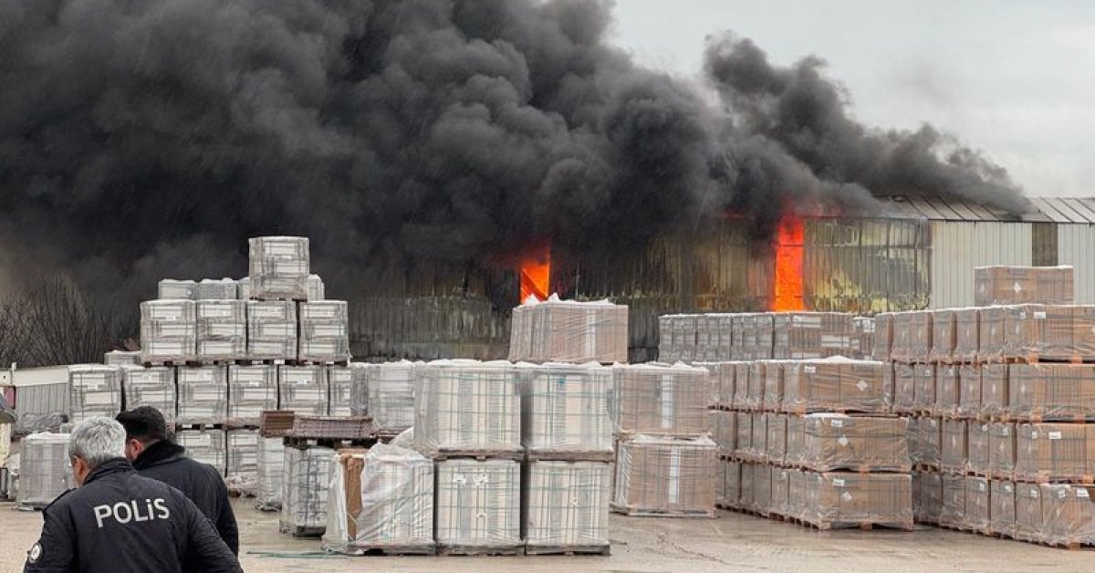 Son dakika: Balıkesir’de yapı malzemeleri deposunda yangın!