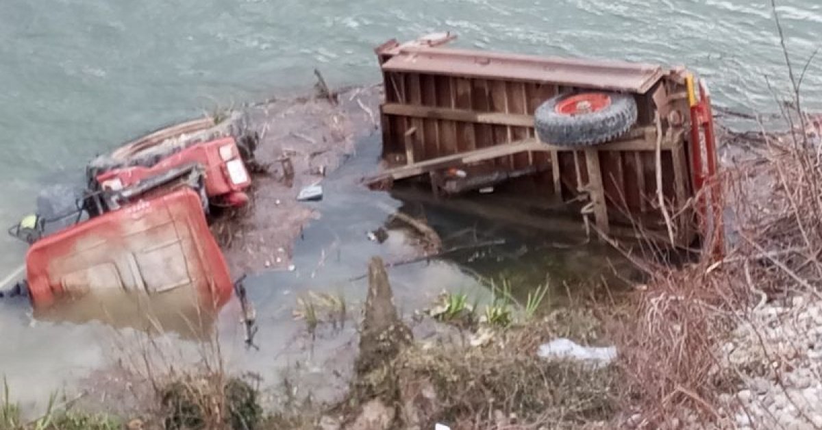 Traktör nehre devrildi: 1 ölü, 1 yaralı