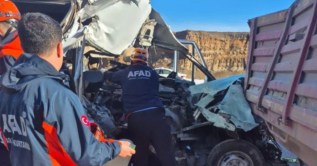 Kayseri haberleri: Öğrenci servisi TIR’a çarptı! Ölü ve yaralılar var | SON DAKİKA HABER