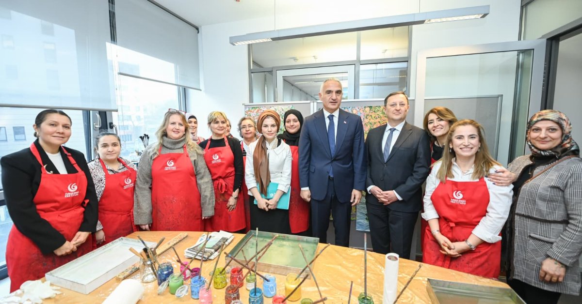 Bakan Ersoy, Berlin’de Türkçe öğrenen gençlerle buluştu