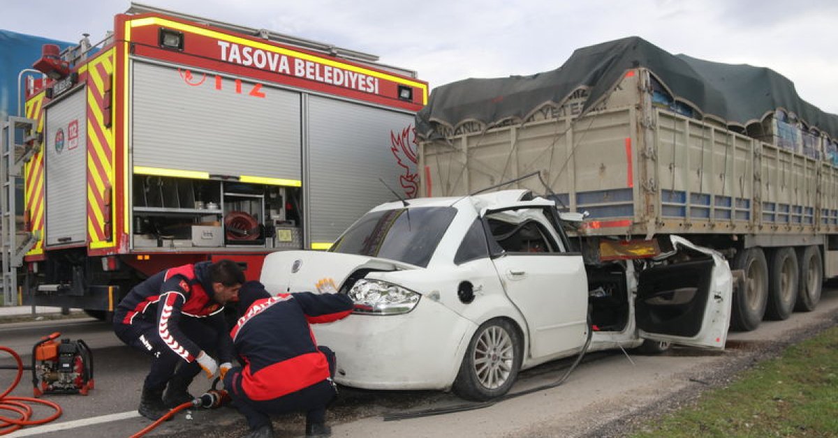Son dakika: Amasya’da feci kaza! Otomobil TIR’a arkadan çarptı: 2 ölü