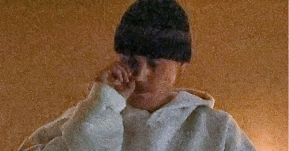 Justin Bieber, burnunu karıştırırken görüntülendi