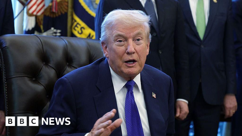  Trump removes video with racist clip depicting Obamas as apes