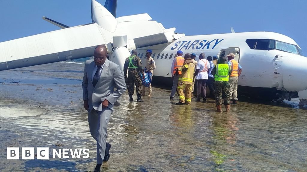 Somalian airline praises pilot for crash-landing faulty plane, saving all 55 on board