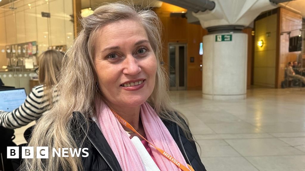 Bus driver who was sacked for punching thief protected me, says robbery victim